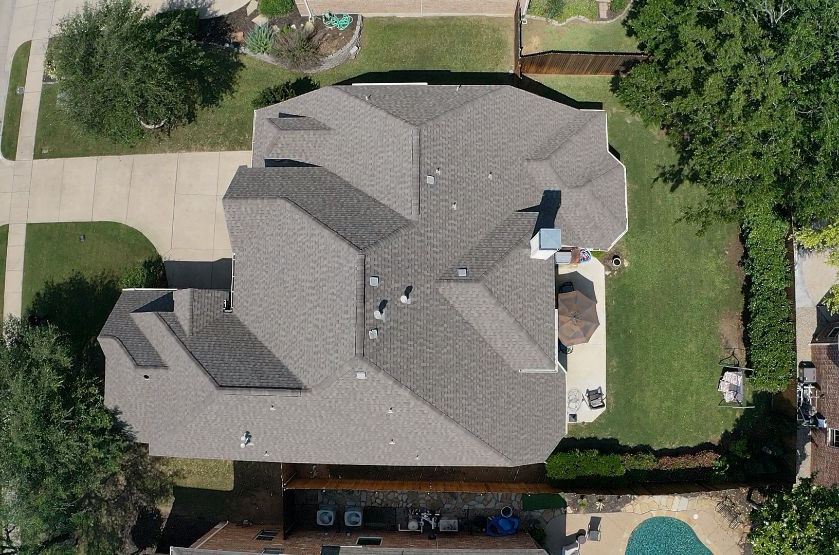 Roofing company in Round Rock, TX working on suburban home
